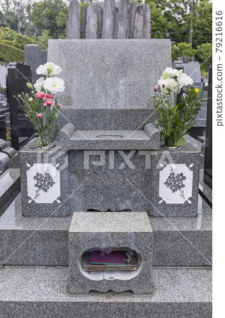 埋葬祖先遺骸和獻花的墳墓 79216616
