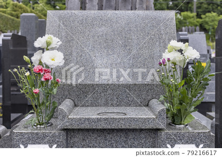 埋葬祖先遺骸和獻花的墳墓 79216617