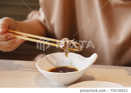 Delicious meat to eat with ponzu sauce 79216631