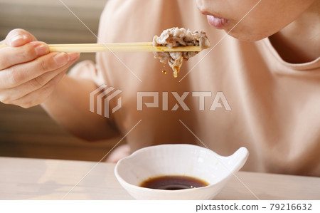 Delicious meat to eat with ponzu sauce 79216632