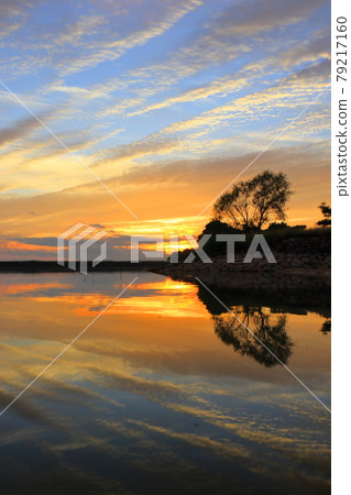 Sunset reflection 79217160