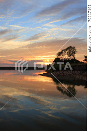 Sunset reflection 79217161