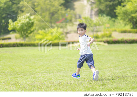 4 歲男孩在草坪上奔跑 79218785