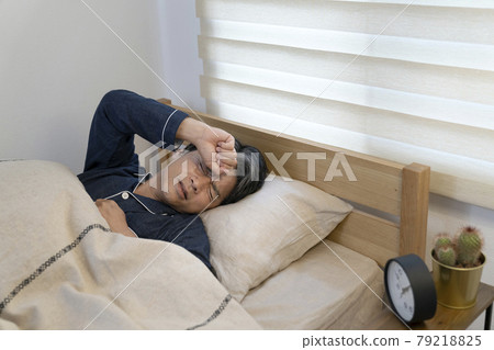 中間人睡在床上皺眉 79218825