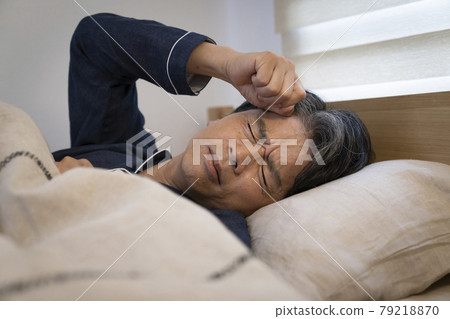 中間人睡覺時出汗皺眉 79218870