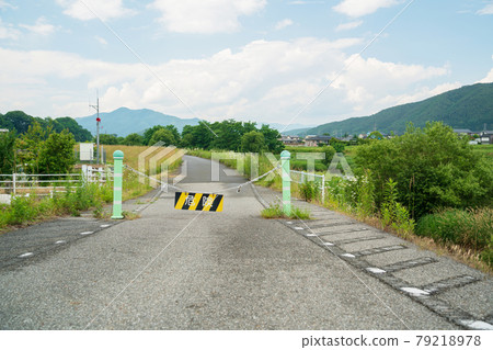 沿河路上的護柱上有危險標誌的風景 79218978