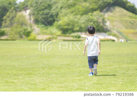 4-year-old boy running around the lawn 79219386