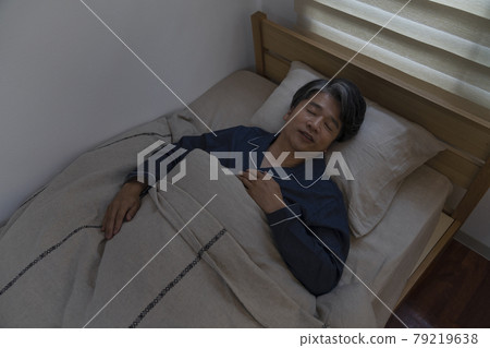 在他 50 多歲的睡臉熟睡的人 79219638