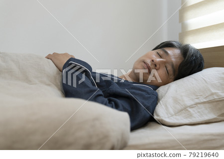 在他 50 多歲的睡臉熟睡的人 79219640