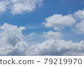 棉花糖般的雲朵在藍藍的天空中漂浮 79219970