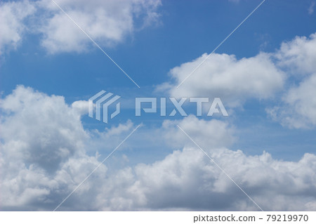 棉花糖般的雲朵在藍藍的天空中漂浮 棉花糖般的雲朵在藍藍的天空中漂浮 79219970