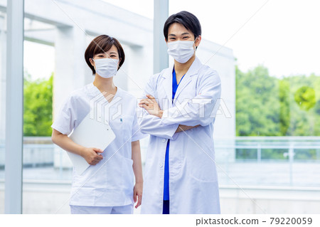 Image of male and female doctors standing 79220059