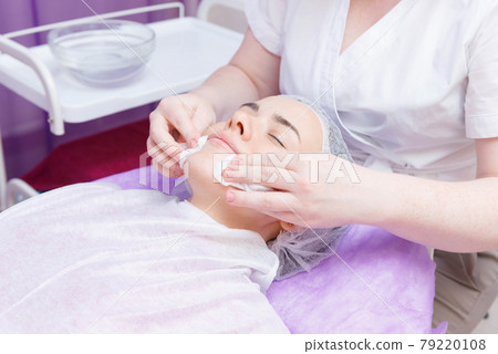 Preparing the girls face for the carboxytherapy procedure. 79220108