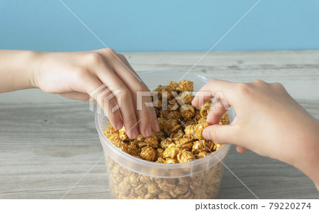 孩子們一起吃爆米花 79220274
