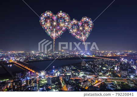 【幸福的畫面】呼喚幸福的心形煙花寫真。 79220841