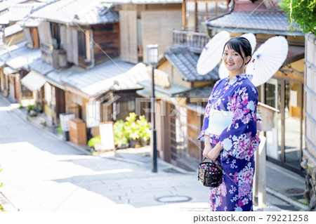 A woman sightseeing in Kyoto in a yukata 79221258