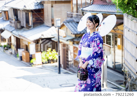 A woman sightseeing in Kyoto in a yukata 79221260