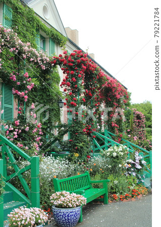 Monet's Garden 79221784