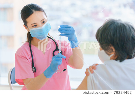 Female doctor vaccinating seniors 79224492
