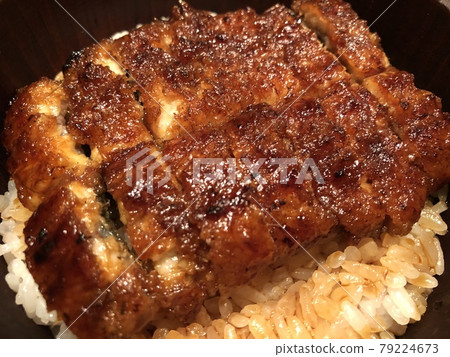 Up of eel bowl that looks delicious Up of eel bowl that looks delicious 79224673