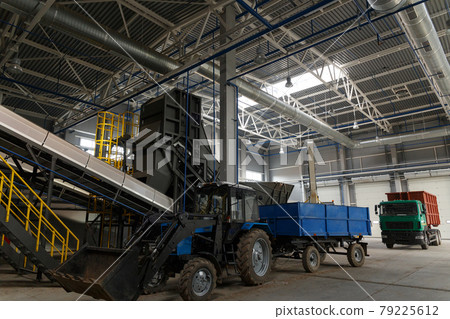 Central conveyor of the waste sorting plant. Central conveyor of the waste sorting plant. 79225612