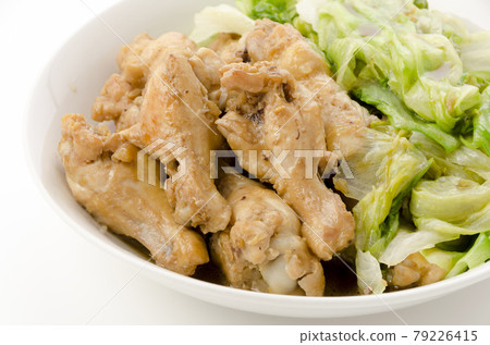 Boiled chicken wings and lettuce 79226415