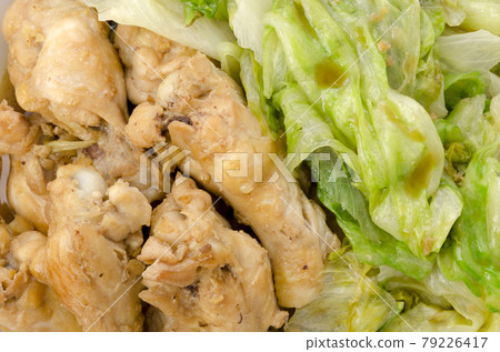 Boiled chicken wings and lettuce 79226417