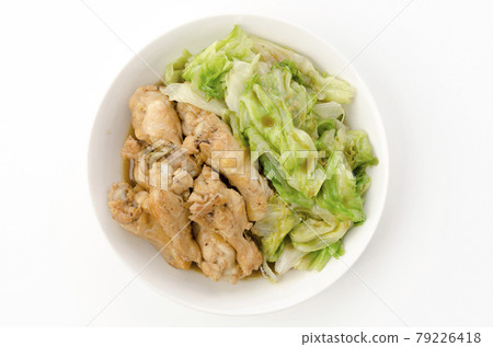 Boiled chicken wings and lettuce 79226418