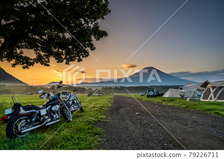從“靜岡縣”露營地看到的日出和富士山 79226711
