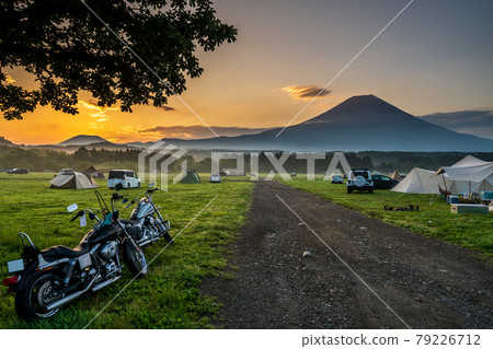 從“靜岡縣”露營地看到的日出和富士山 79226712