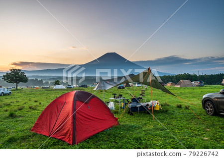 在“靜岡縣”的清晨從露營地看到的富士山 79226742