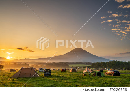 從“靜岡縣”露營地看到的日出和富士山 79226758