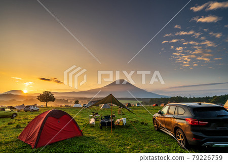 從“靜岡縣”露營地看到的日出和富士山 79226759