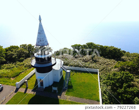 初夏北海道瀨田町毛田岬燈塔的鳥瞰圖 79227268
