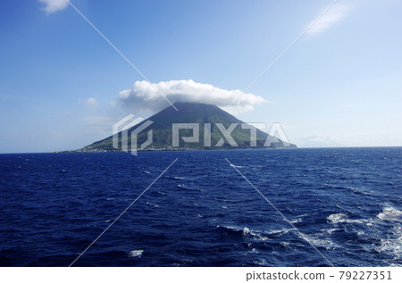 從船上看到的斯特龍博利島 79227351