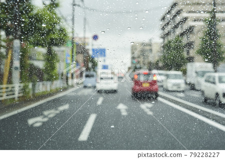 下雨天開車能見度差 下雨天開車能見度差 79228227