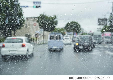 下雨天開車能見度差 下雨天開車能見度差 79228228