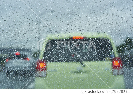 下雨天開車能見度差 下雨天開車能見度差 79228233