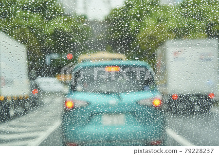 下雨天開車能見度差 79228237