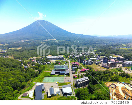 初夏在北海道俱知安町比羅夫鳥瞰羊蹄山和城市景觀 79228489