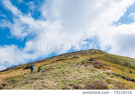 Climbing Mt. Tairapyo and Mt. Sennokura: Walking along the ridge from Mt. Matsude to Mt. 79228558