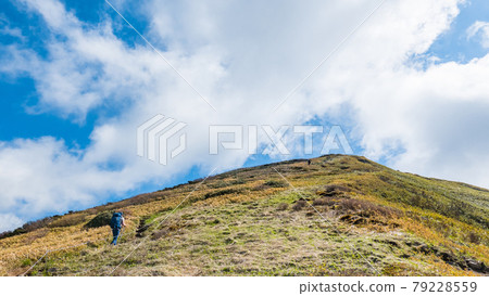 Climbing Mt. Tairapyo and Mt. Sennokura: Walking along the ridge from Mt. Matsude to Mt. 79228559
