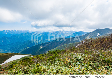 攀登太良岳/千倉山:從松出山的山脊眺望谷川山脈的群山。 攀登太良岳/千倉山:從松出山的山脊眺望谷川山脈的群山。 79228600