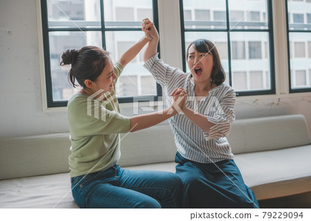打架的女人 79229094
