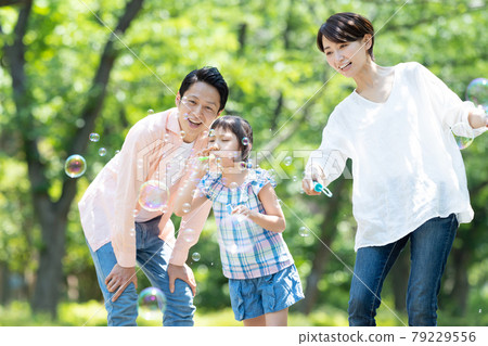 Parent-child park soap bubbles play 79229556