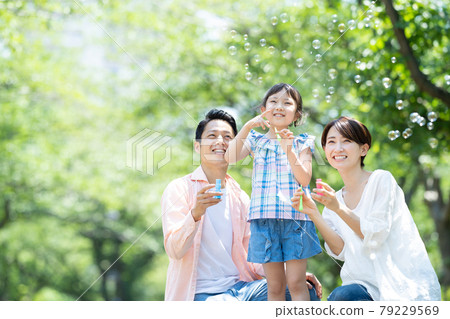 Parent-child park soap bubbles play 79229569