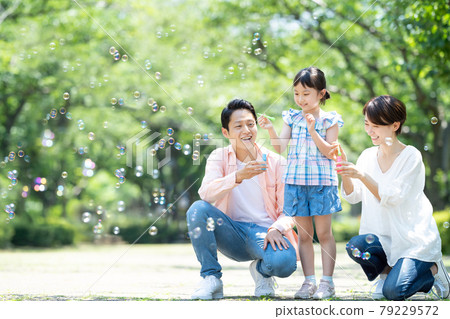 Parent-child park soap bubbles play 79229572