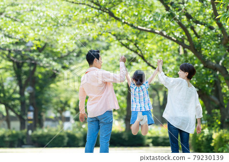親子散步公園小學生家庭形象 79230139