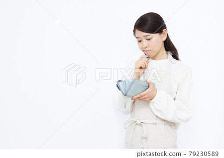 Housewife in her thirties who is in trouble with living expenses 79230589