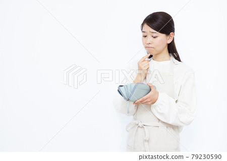 Housewife in her thirties who is in trouble with living expenses 79230590